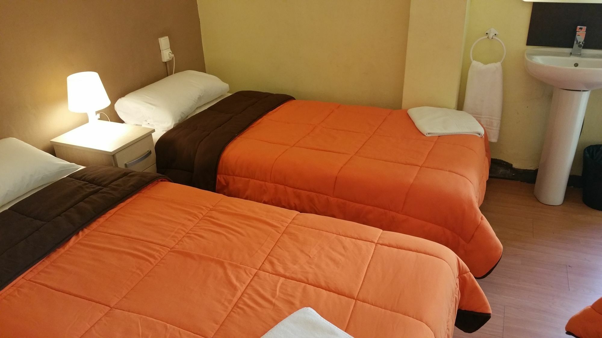 Hostal Mimi Las Ramblas Барселона Екстериор снимка