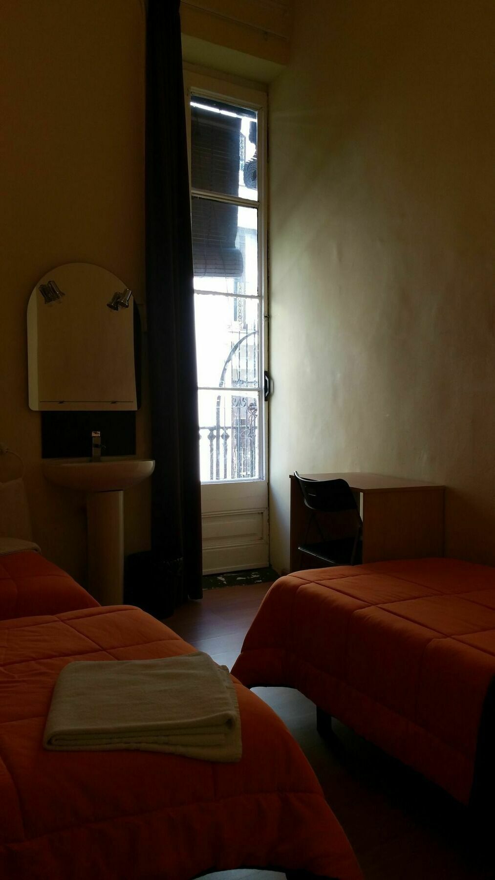 Hostal Mimi Las Ramblas Барселона Екстериор снимка