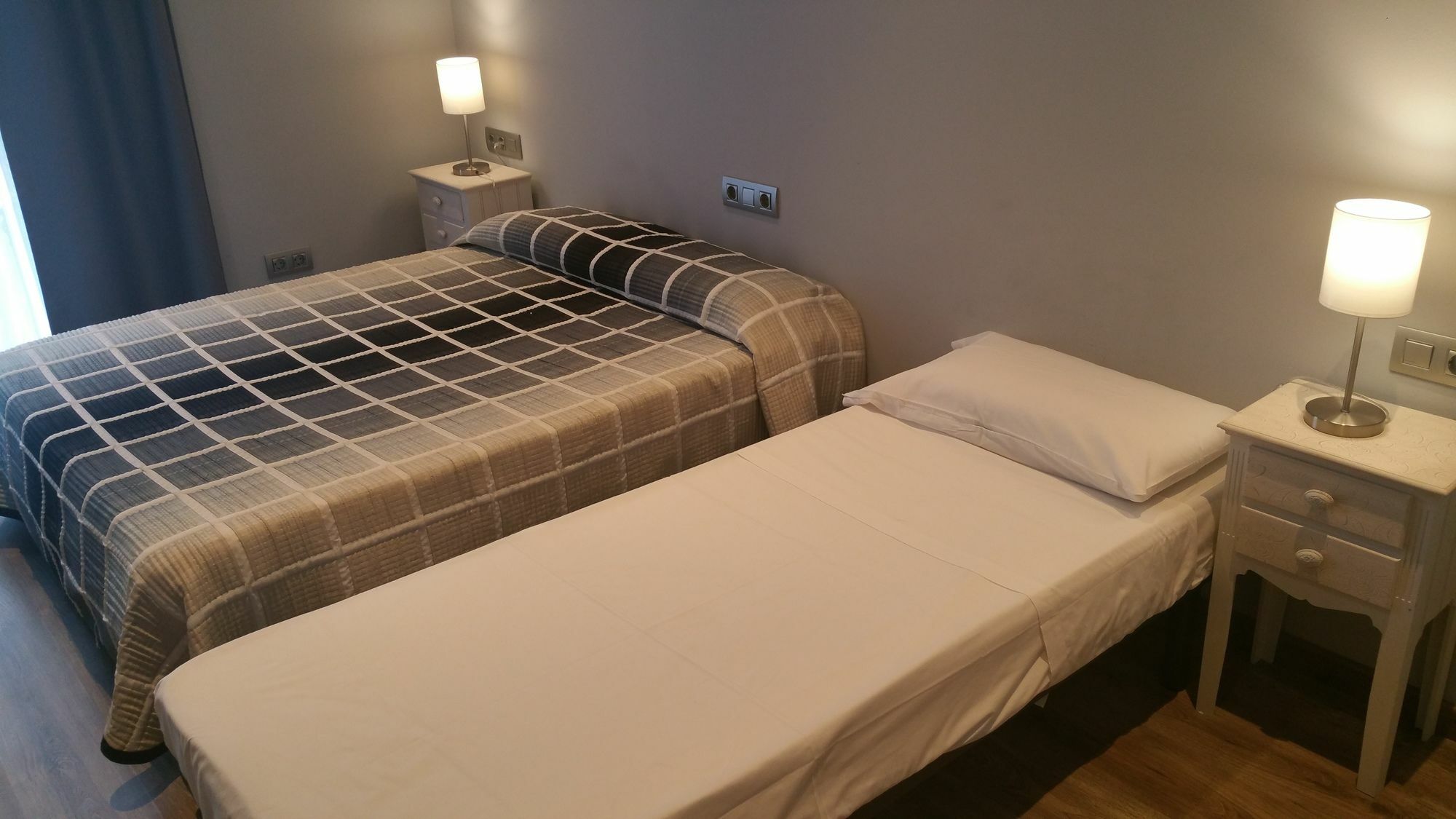 Hostal Mimi Las Ramblas Барселона Екстериор снимка