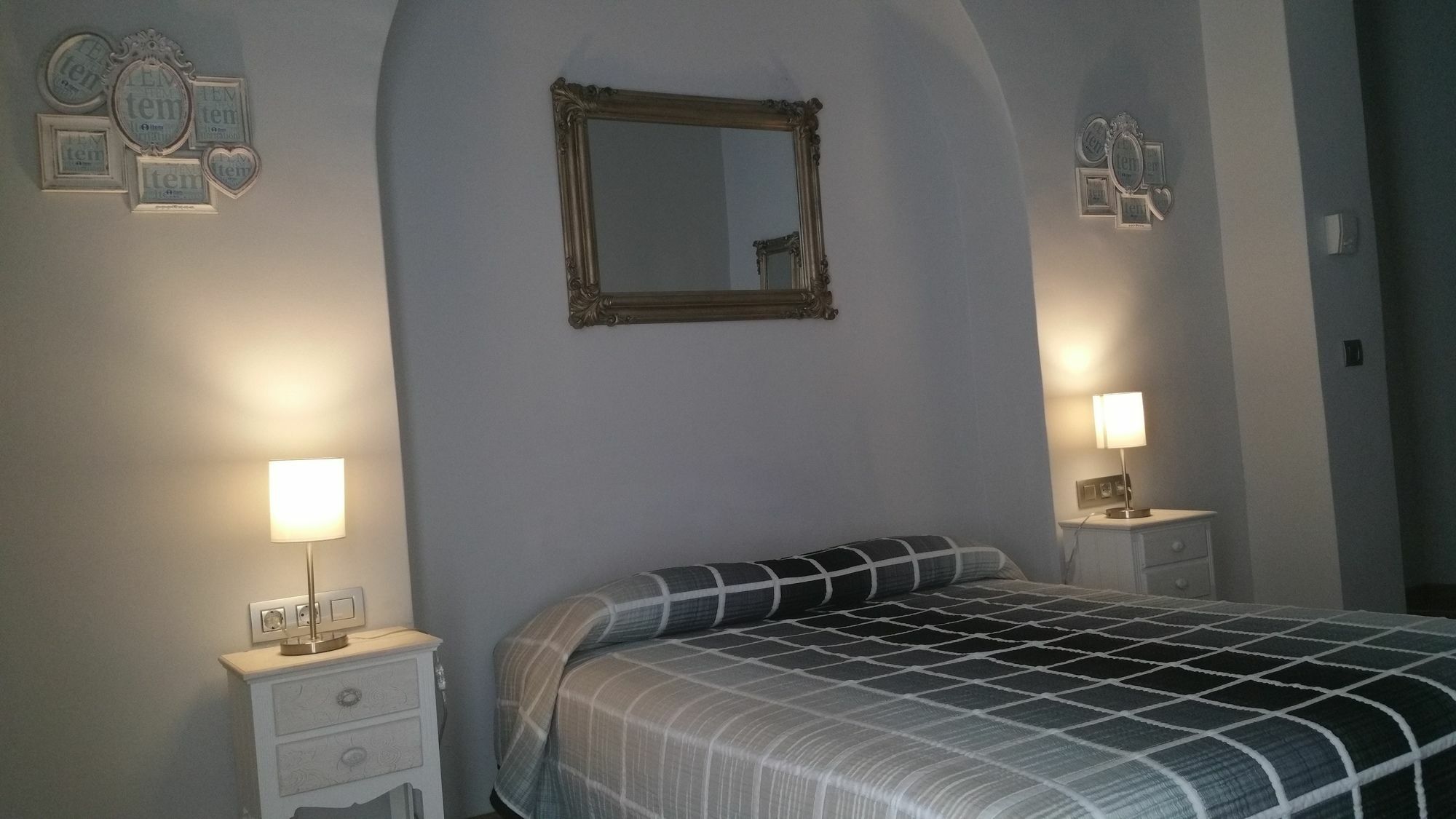 Hostal Mimi Las Ramblas Барселона Екстериор снимка
