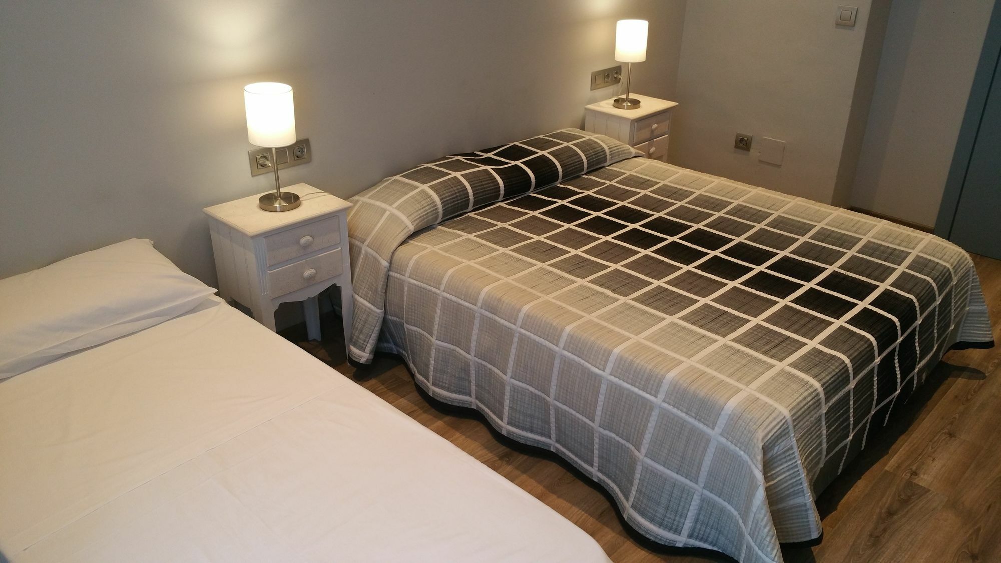 Hostal Mimi Las Ramblas Барселона Екстериор снимка