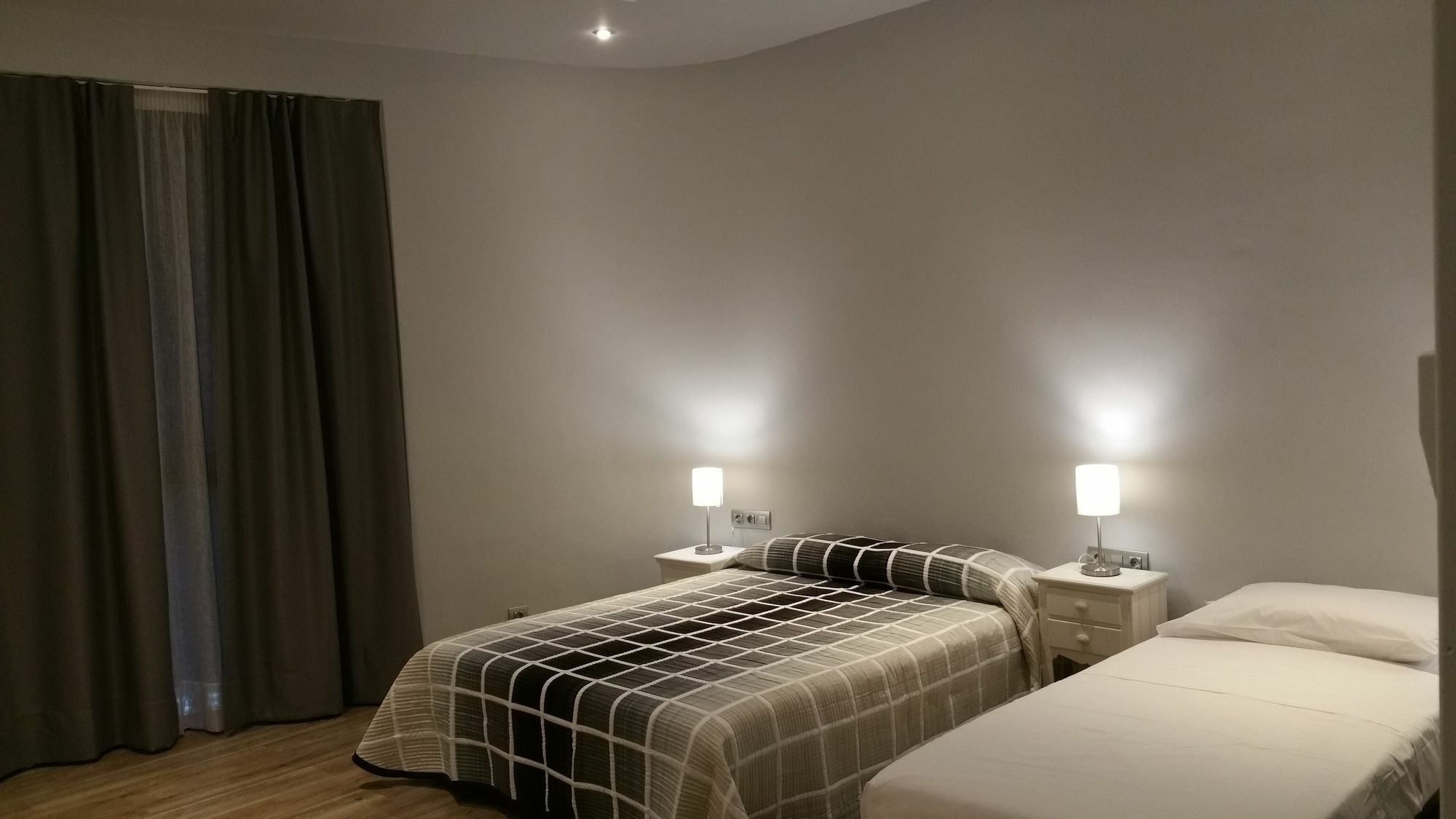 Hostal Mimi Las Ramblas Барселона Екстериор снимка