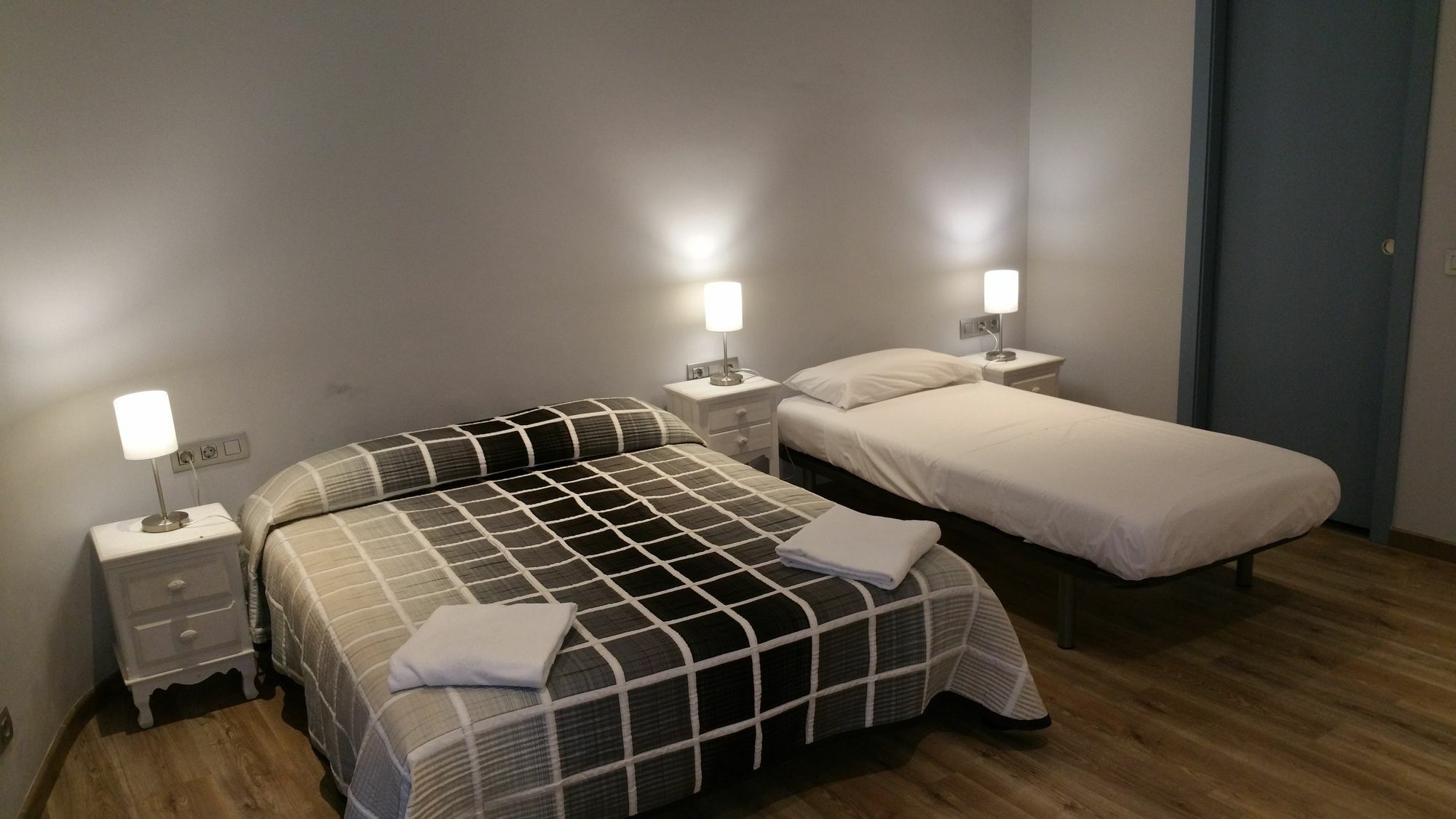 Hostal Mimi Las Ramblas Барселона Екстериор снимка