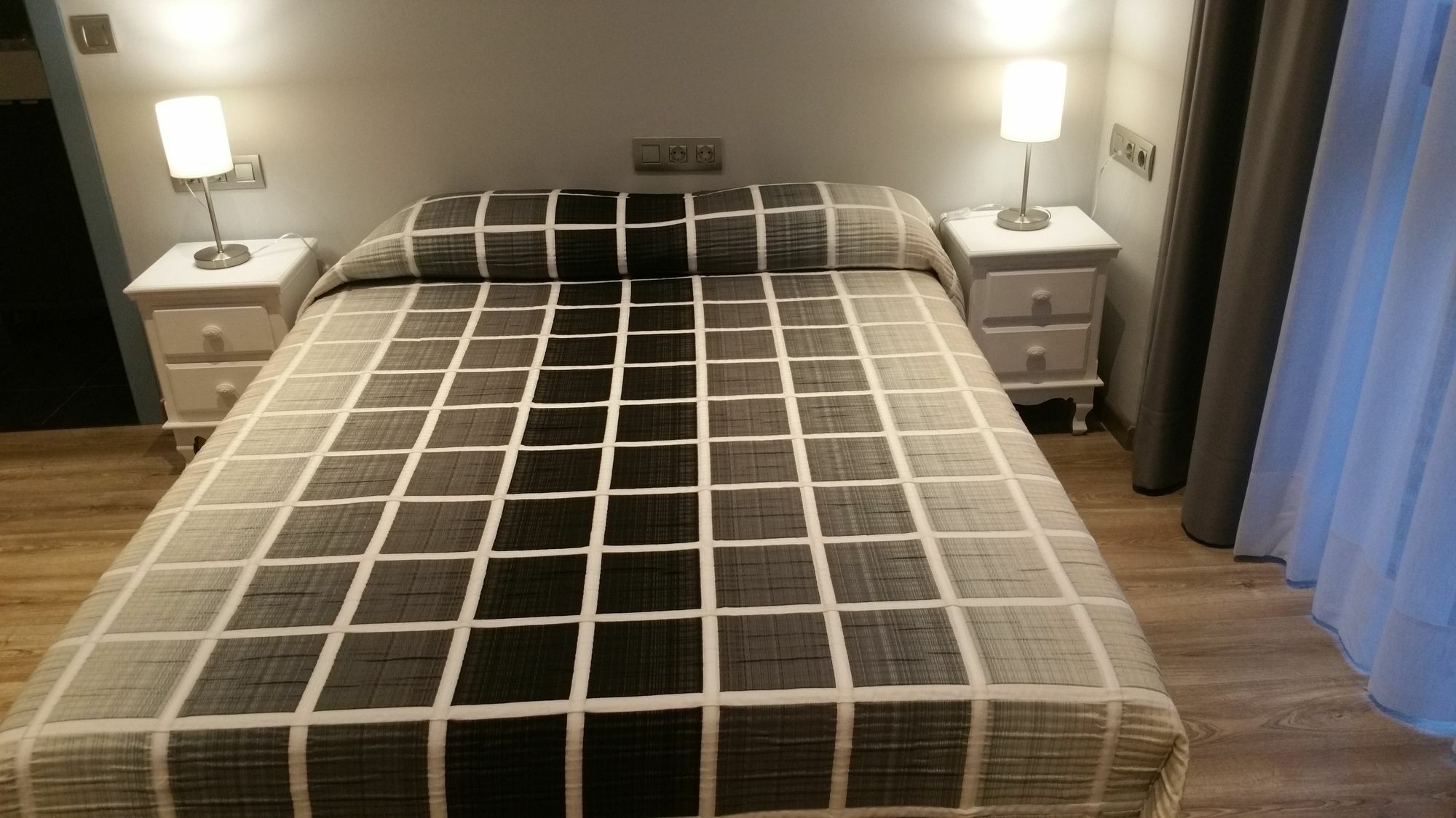 Hostal Mimi Las Ramblas Барселона Екстериор снимка
