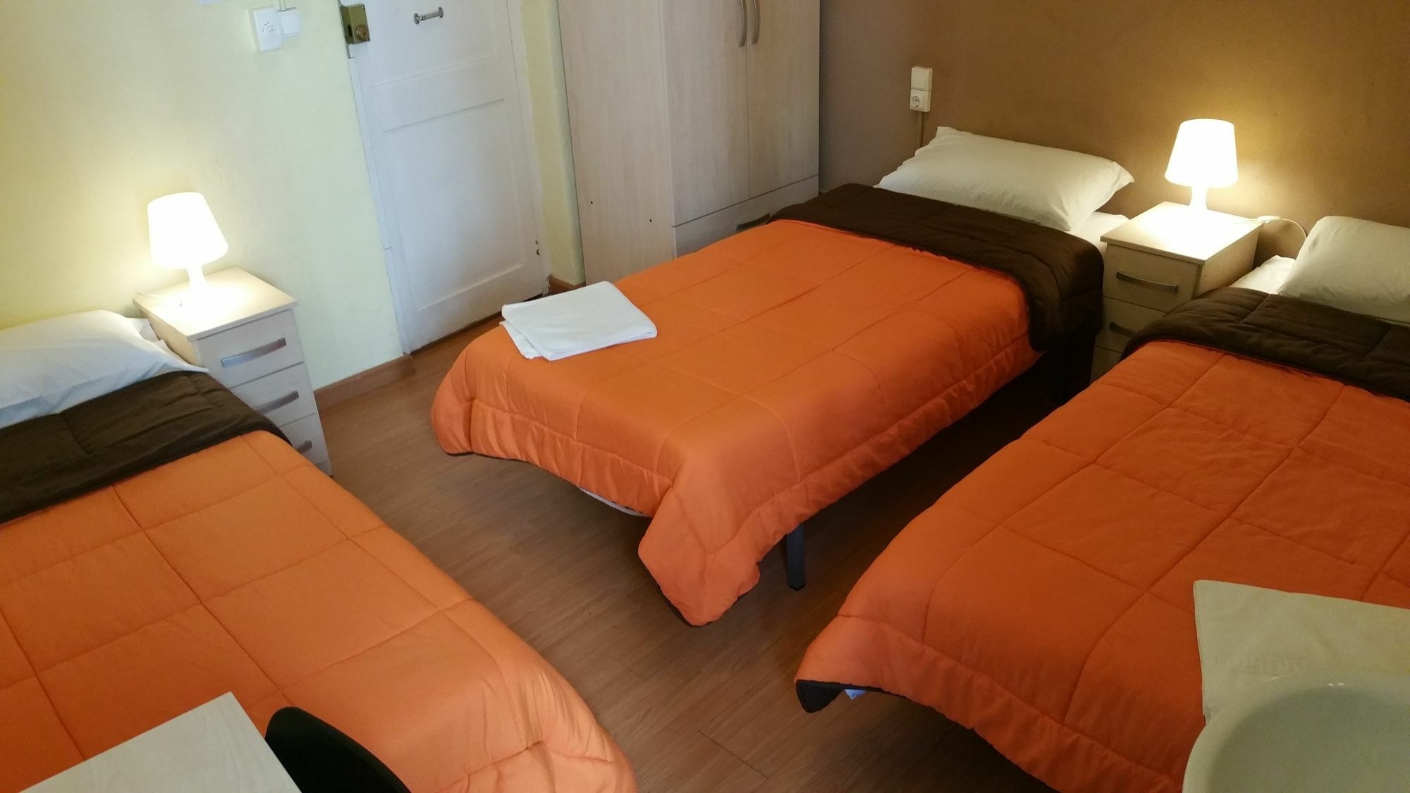 Hostal Mimi Las Ramblas Барселона Екстериор снимка
