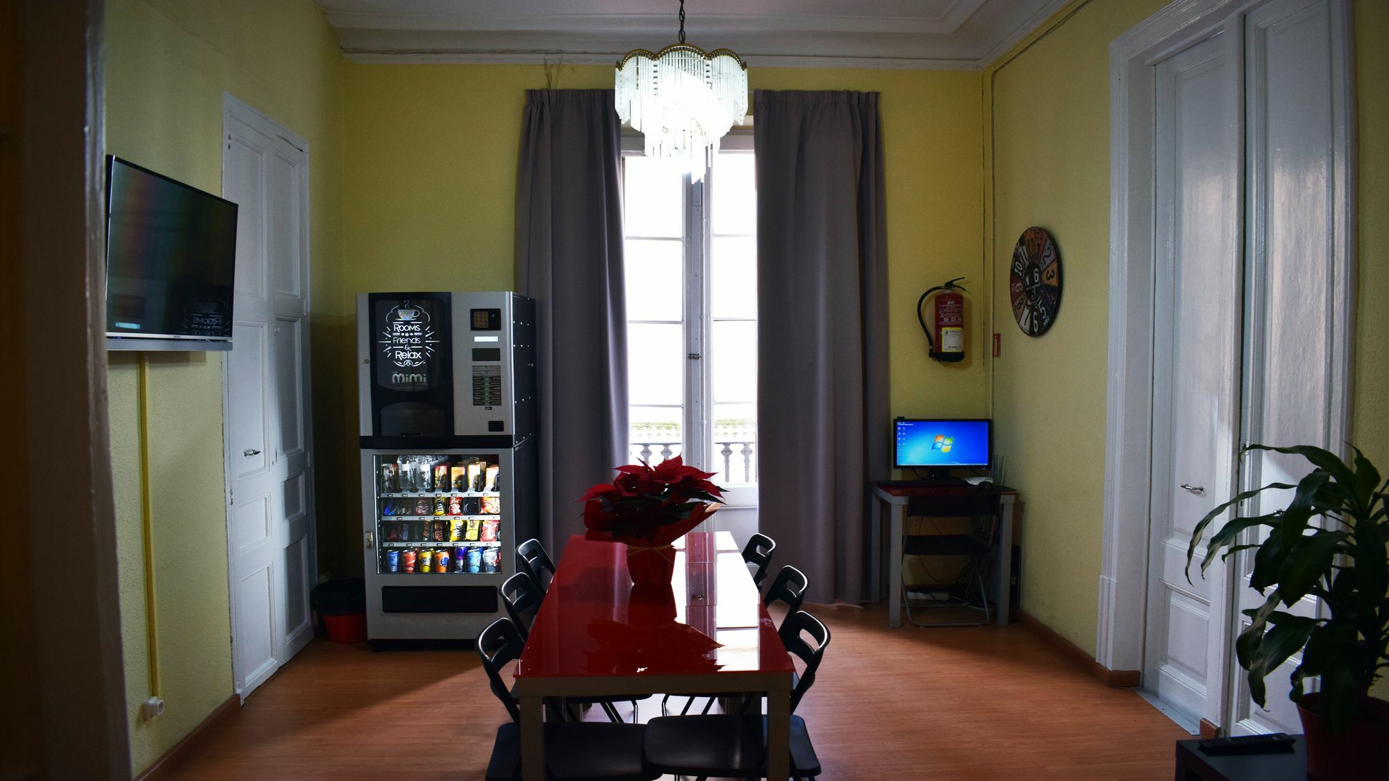 Hostal Mimi Las Ramblas Барселона Екстериор снимка