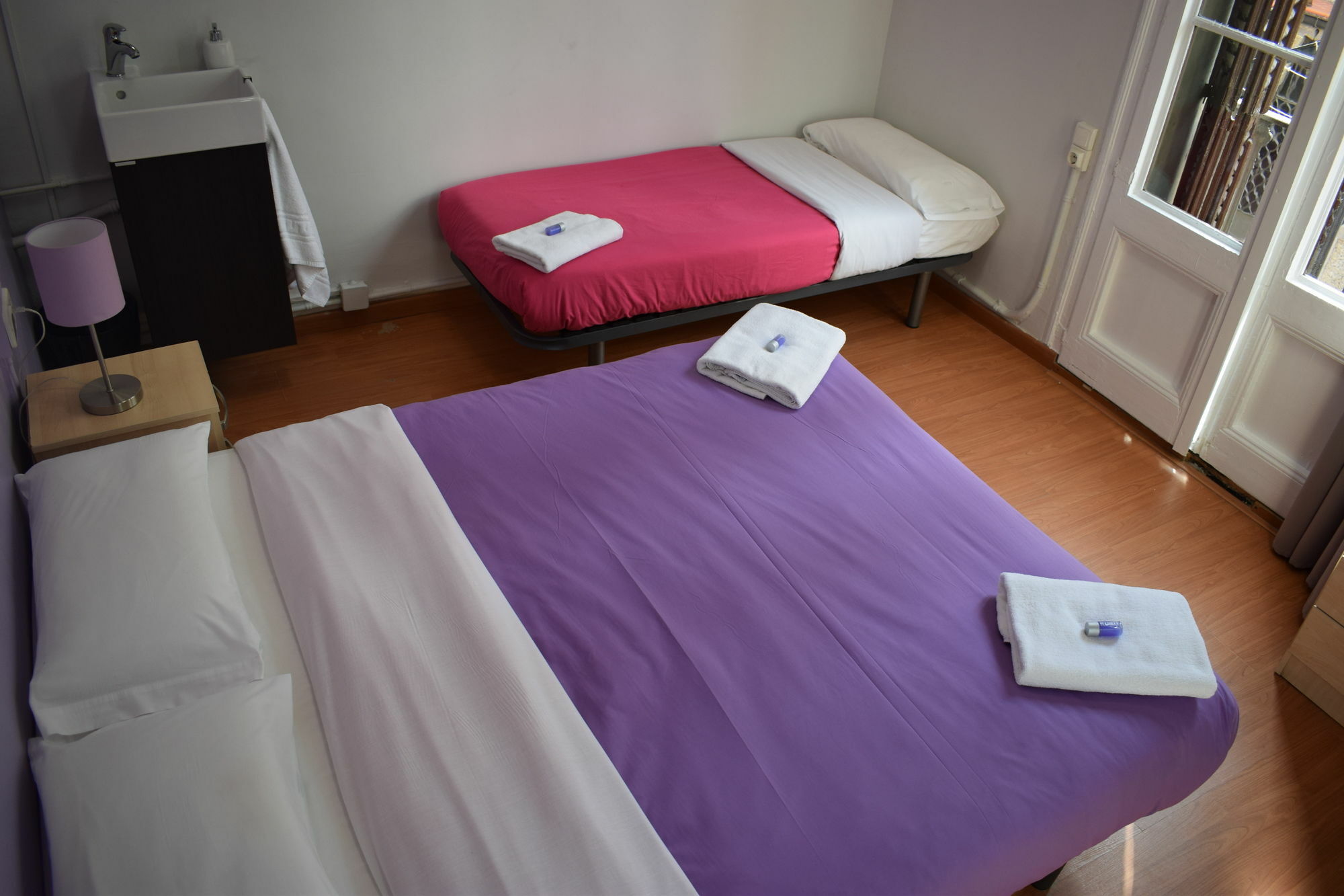 Hostal Mimi Las Ramblas Барселона Екстериор снимка